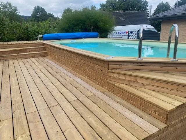 Terrasse en pin traité autoclave autour d'une piscine hors-sol