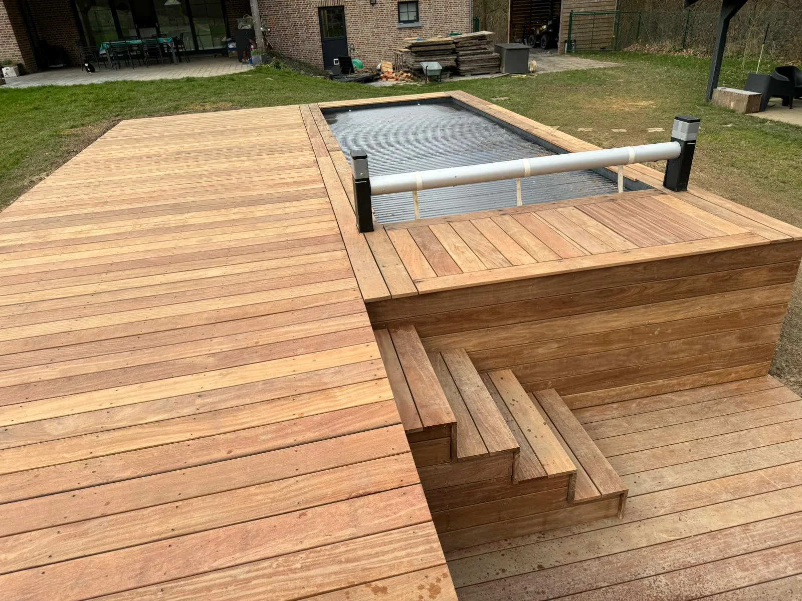 Terrasse en Cumaru bois exotique autour d'une piscine en bois