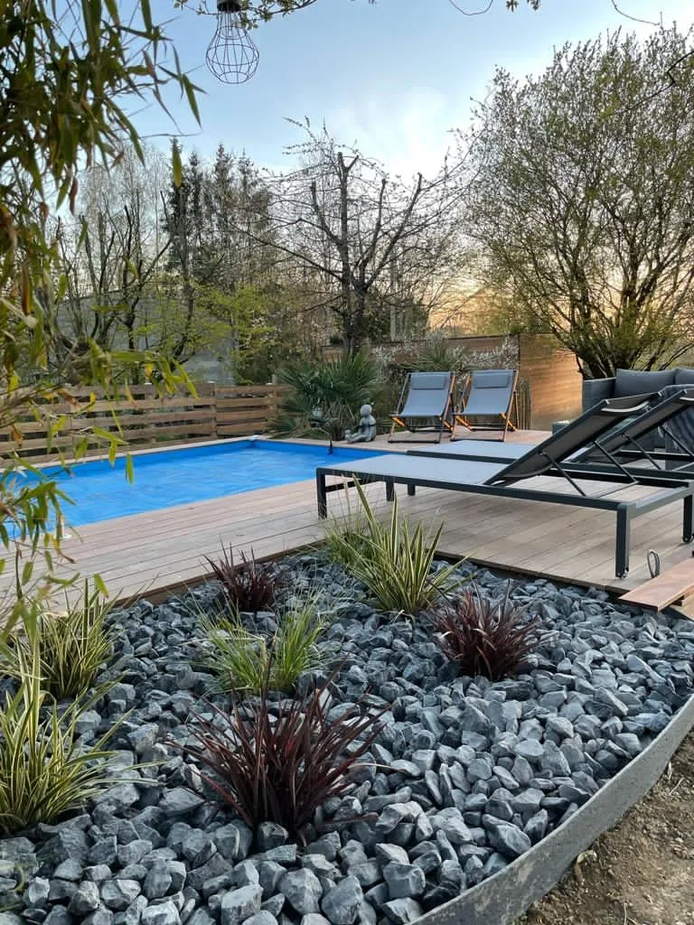 Terrasse en bois exotique Cumaru autour piscine Philo Pool