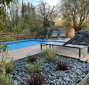 Piscine enterrée en bois avec terrasse